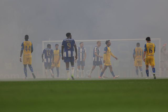 Engenhos pirotécnicos limitaram a visibilidade num período do FC Porto-Estoril