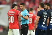 Otamendi, central do Benfica, e o árbitro António Nobre - Foto Miguel Nunes