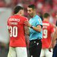 Otamendi, central do Benfica, e o árbitro António Nobre - Foto Miguel Nunes