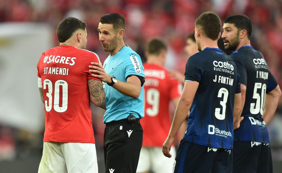 Otamendi, central do Benfica, e o árbitro António Nobre - Foto Miguel Nunes