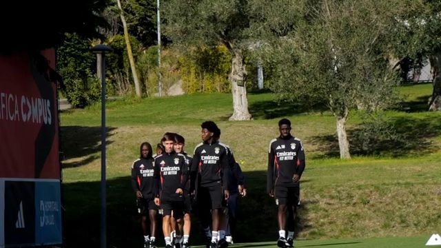 Rui Costa e José Mourinho recebem campeões do Benfica