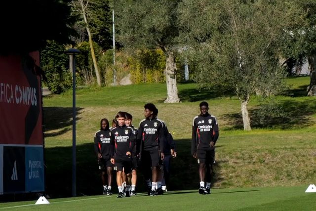 Rui Costa e José Mourinho recebem campeões do Benfica