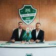 Merih Demiral renovou contrato com o Al Ahli ao lado do diretor-desportivo Rui Pedro Braz (X/@ALAHLI_FC)