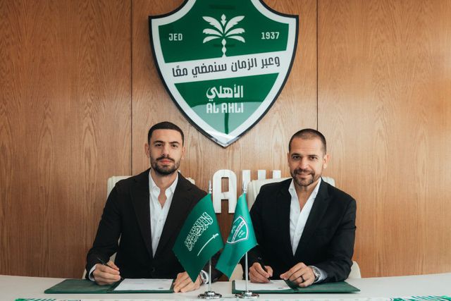 Merih Demiral renovou contrato com o Al Ahli ao lado do diretor-desportivo Rui Pedro Braz (X/@ALAHLI_FC)