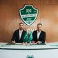 Merih Demiral renovou contrato com o Al Ahli ao lado do diretor-desportivo Rui Pedro Braz (X/@ALAHLI_FC)