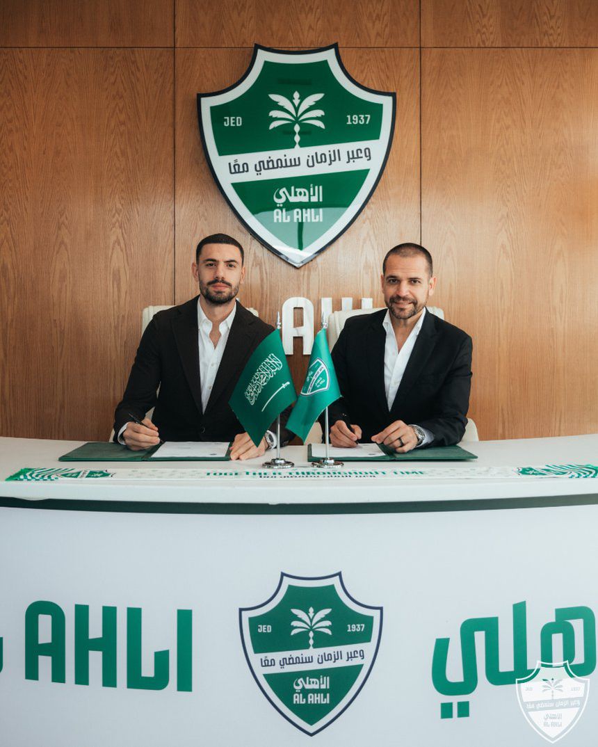 Merih Demiral renovou contrato com o Al Ahli ao lado do diretor-desportivo Rui Pedro Braz (X/@ALAHLI_FC)