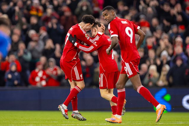 Curtis Jones festeja com Florian Wirtz o 1-1 do Liverpool frente ao Sunderland