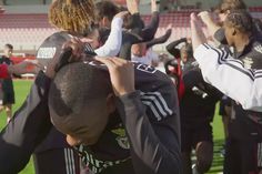 Campeões mundiais do Benfica continuam em festa