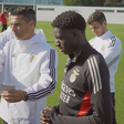 Nélson Veríssimo e Banjaqui no treino da equipa B — Foto Instagram/Benfica Campus