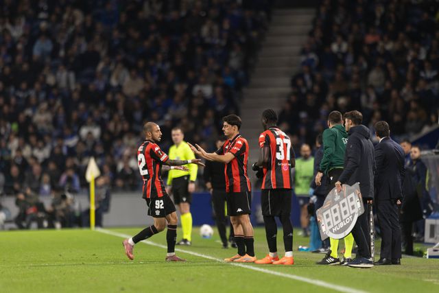 Jonathan Clauss e Tiago Gouveia durante a derrota do Nice frente ao FC Porto