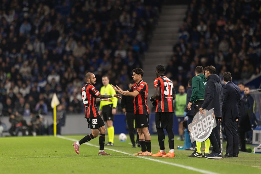 Jonathan Clauss e Tiago Gouveia durante a derrota do Nice frente ao FC Porto