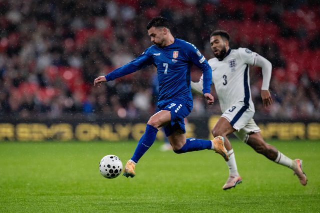 Nemanja Radnojic, extremo sérvio, a ser perseguido por Reece James, lateral inglês