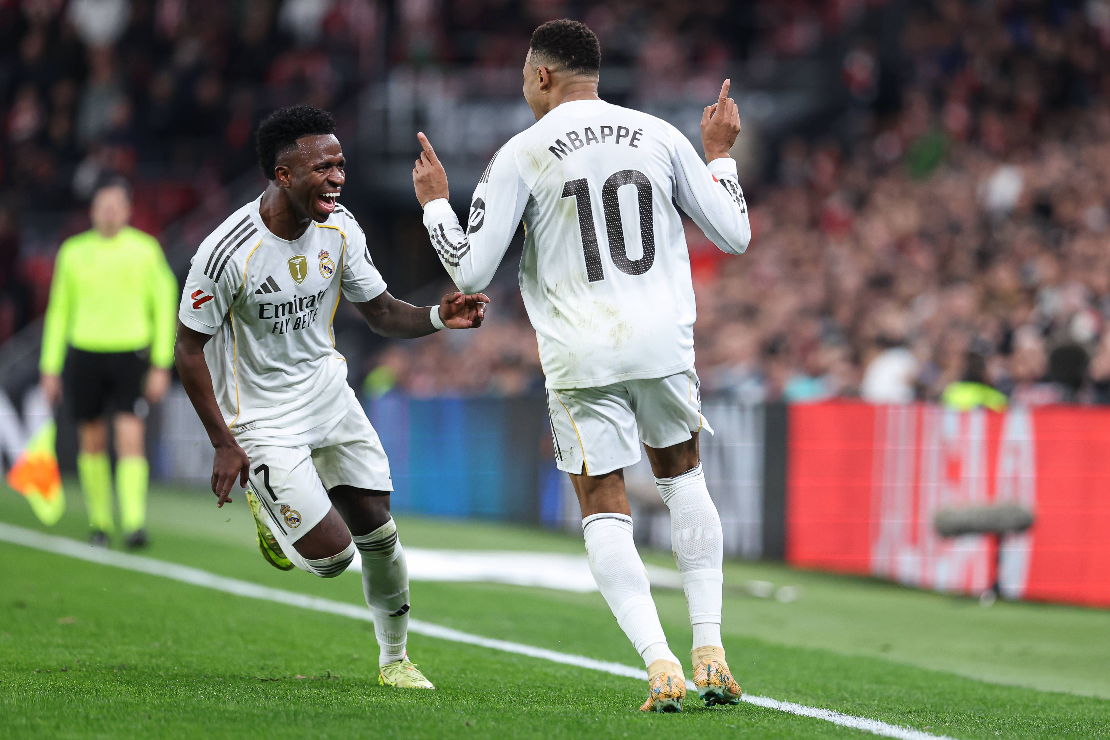 Vinícius Júnior e Kylian Mbappé celebram golo do Real Madrid