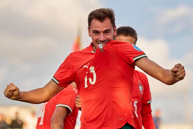 Habituado a fazer 'estragos' nas balizas do futebol distrital, Vasco Gonçalves levou a qualidade para a praia e pode orgulhar-se de ser internacional luso - Foto: D. R.
