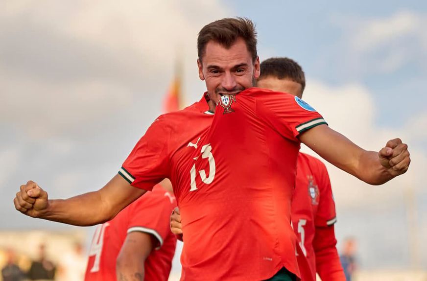Habituado a fazer 'estragos' nas balizas do futebol distrital, Vasco Gonçalves levou a qualidade para a praia e pode orgulhar-se de ser internacional luso - Foto: D. R.