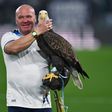 Juan Bernabé, com a águia Olimpia, era o falcoeiro da Lazio, até ser despedido devido a vídeo polémico