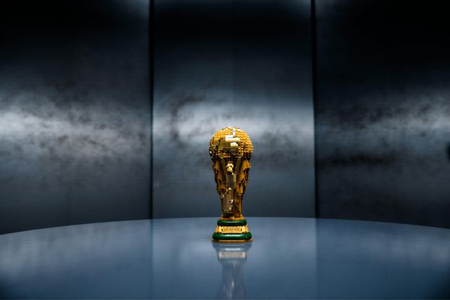 O troféu do Mundial 2026, em peças de Lego - Foto: Lego