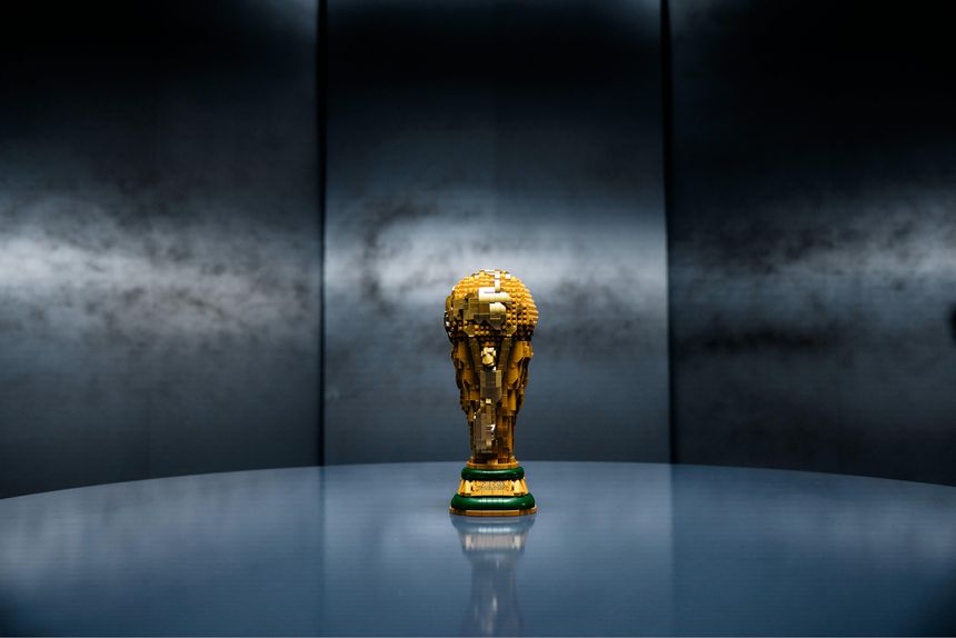 O troféu do Mundial 2026, em peças de Lego - Foto: Lego