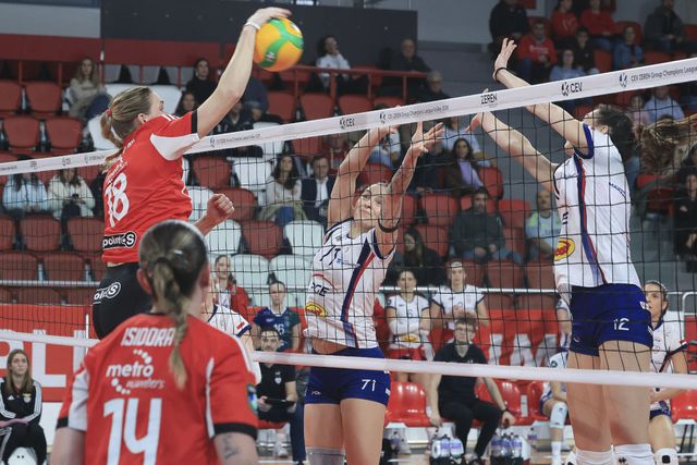 Equipa feminina de voleibol do Benfica impôs à do Lodz (SL Benfica)