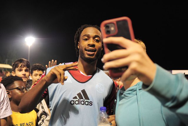 Liverpool antecipa regresso de médio de 20 anos da 3.ª divisão