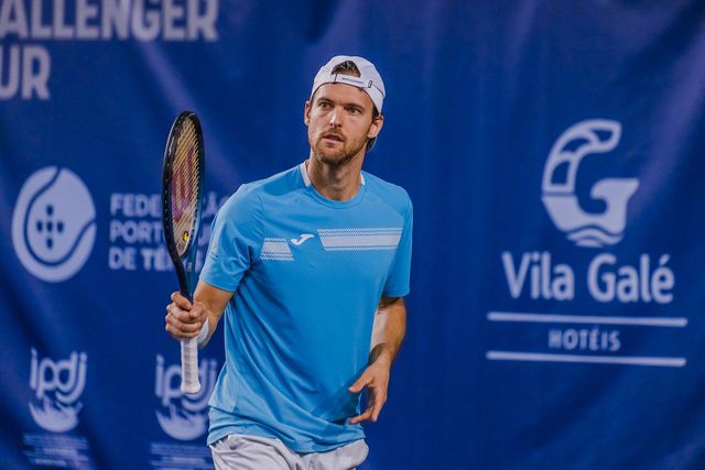 João Sousa e Gastão Elias nos 'quartos' do Indoor Oeiras Open II