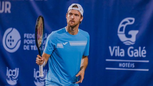 João Sousa junta-se a Gastão Elias e Jaime Faria nos ‘quartos’ do Oeiras Open