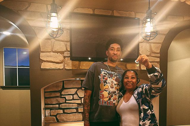 Christian Wood cumpre promessa e oferece casa de sonho à mãe