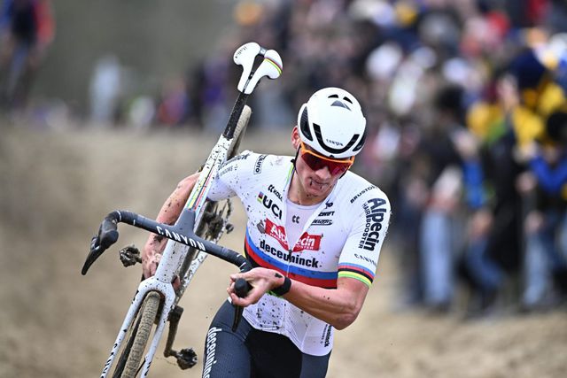 Van der Poel cada vez mais longe de Van Aert
