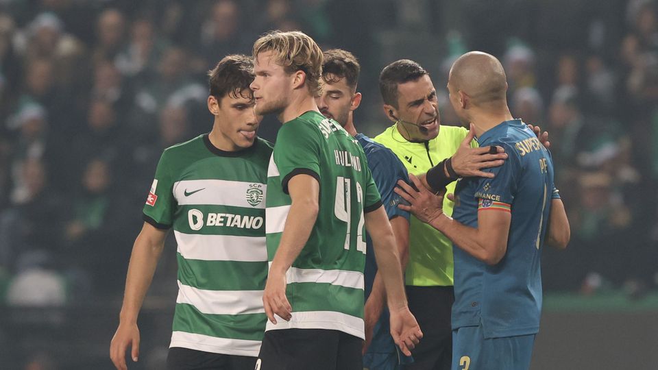 Os áudios do VAR sobre a expulsão de Pepe no Sporting-FC Porto