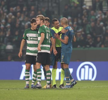 Os áudios do VAR sobre a expulsão de Pepe no Sporting-FC Porto