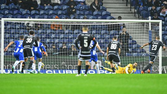 Os áudios do VAR no penálti do Casa Pia frente ao FC Porto