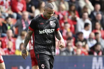 Suspeito de traficar droga, Nainggolan está proibido de sair da Bélgica