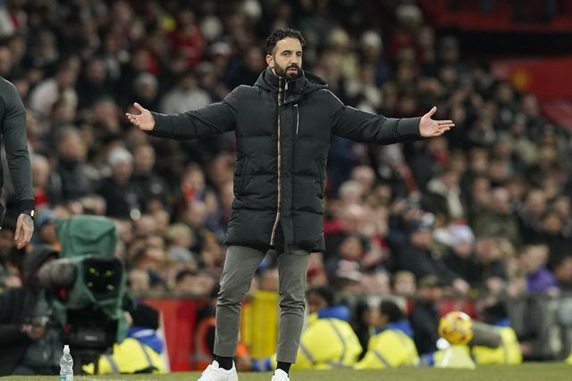 Ruben Amorim, treinador do Manchester United (que esta tarde de domingo visita o líder da Premier League, o Liverpool), abre os braços em sinal de desagrado por mais uma jogada pouco conseguida dos diabos vermelhos