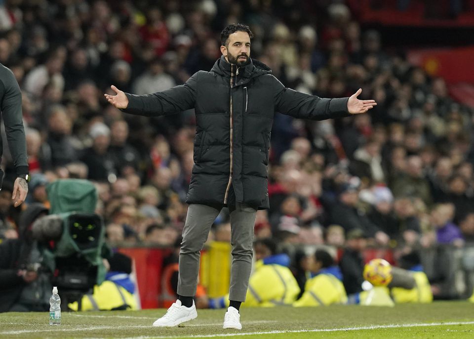 Ruben Amorim, treinador do Manchester United (que esta tarde de domingo visita o líder da Premier League, o Liverpool), abre os braços em sinal de desagrado por mais uma jogada pouco conseguida dos diabos vermelhos