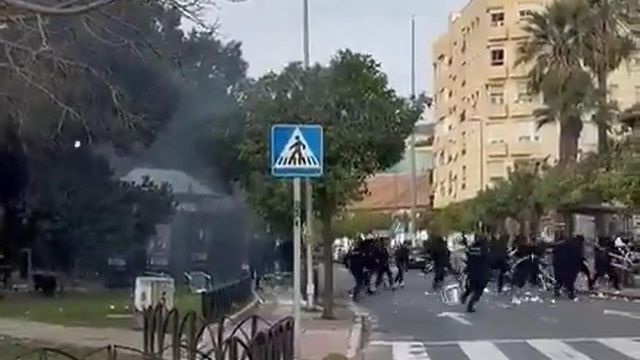 Batalha campal antes do jogo! Ultras de At. Madrid e Marbella em confrontos graves