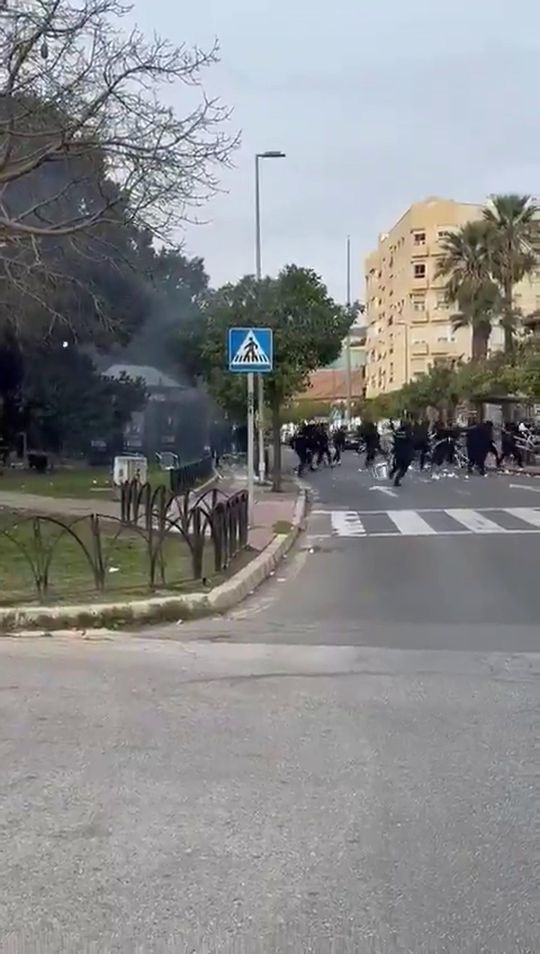 Batalha campal antes do jogo! Ultras de At. Madrid e Marbella em confrontos graves