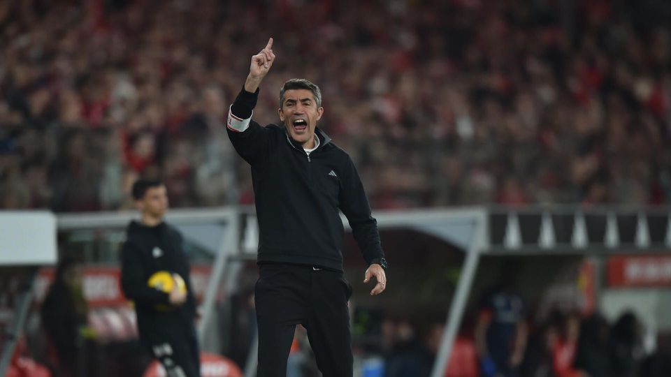 Bruno Lage, treinador do Benfica, com um ar pensativo durante a derrota com o SC Braga