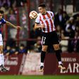 Duelo entre dois jogadores no Logrones-Athletic Bilbao