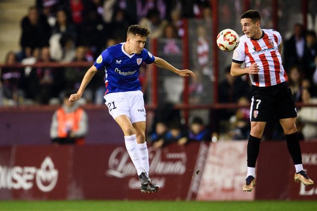 Duelo entre dois jogadores no Logrones-Athletic Bilbao