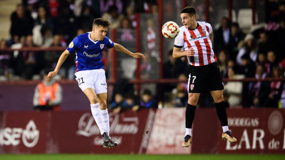 Duelo entre dois jogadores no Logrones-Athletic Bilbao