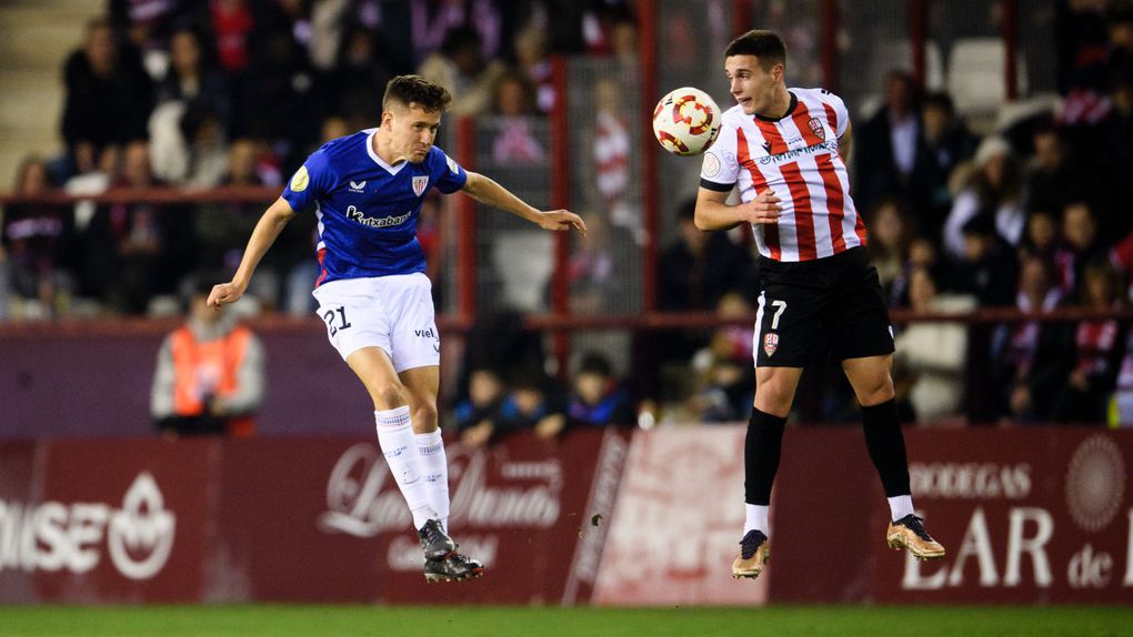 Duelo entre dois jogadores no Logrones-Athletic Bilbao