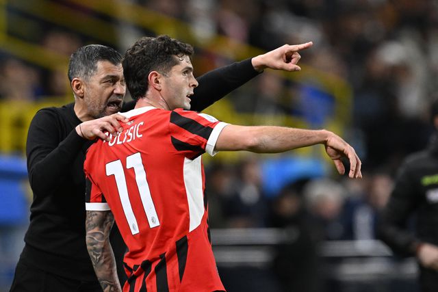 Sérgio Conceição dando instruções a Christian Pulisic, jogador do Milan, durante a meia-final da Supertaça de Itália frente à Juventus (Foto: EPA)