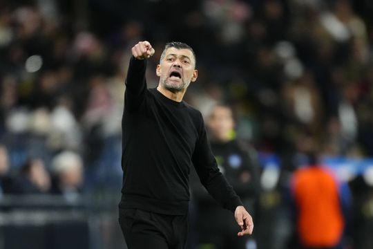 Milan multado na estreia de Sérgio Conceição