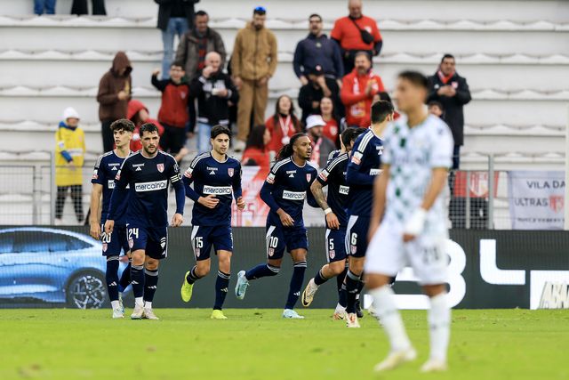 O jogador do Aves SAD, Jaume Grau (3-E), festeja após marcar o 1-1. Imagem: JOSÉ COELHO/LUSA