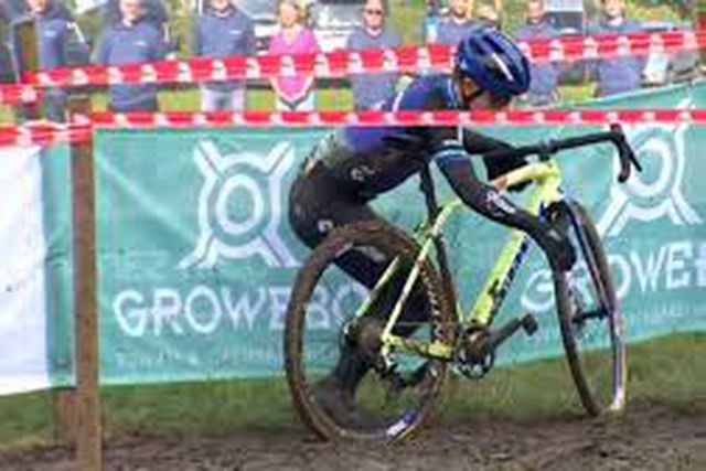 VÍDEO: desloca o ombro, coloca-o no sítio com a bicicleta… e segue em prova