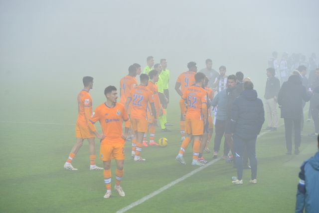 Jogadores do FC Porto no relvado à espera de uma decisão do árbitro Tiago Martins