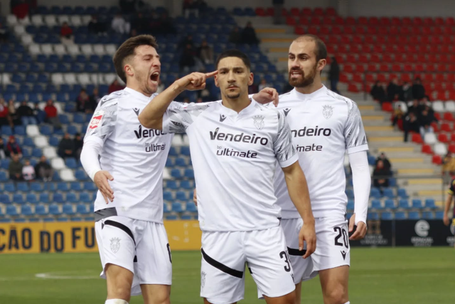 Penafiel sofre, mas resiste na liderança em Chaves