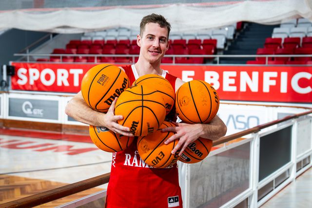 Louco por pães de deus e admirador de LeBron, esperou hora e meia pelo primeiro treino na Luz