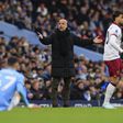 Pep Guardiola, treinador do Manchester City, dá instruções