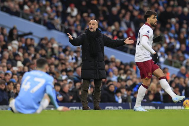Pep Guardiola, treinador do Manchester City, dá instruções